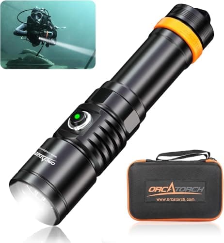 Schwarze Tauchlampe mit orangem Ring, daneben Taucher-Einschub und ORCATORCH-Transporttasche