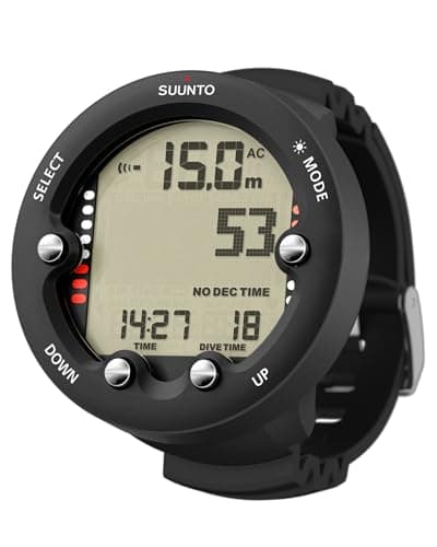 Schwarzer Suunto Tauchcomputer mit Digitalanzeige und Armband, Schrägansicht vor weißem Hintergrund