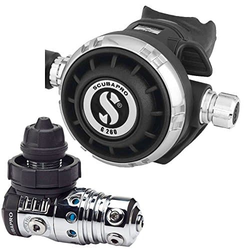Scubapro Atemregler mit schwarzer zweiter Stufe und verchromter erster Stufe vor weißem Hintergrund
