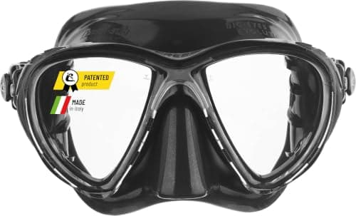Schwarze Tauchmaske mit zwei Gläsern, frontal, Aufkleber „Patented product“ und „Made in Italy