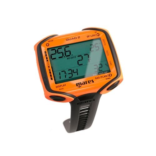 Orangefarbener Tauchcomputer Mares Quad 2 mit schwarzem Armband und LCD-Anzeige vor weißem Hintergrund