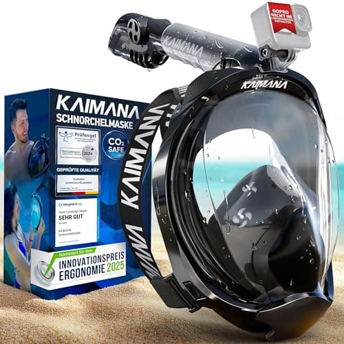 Schwarze Kaimana Vollgesichts-Schnorchelmaske mit Kamerahalterung neben Verpackung am Strand