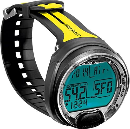 Tauchcomputer mit schwarz-gelbem Armband und türkisem Display, Schriftzug Cressi, vor weißem Hintergrund