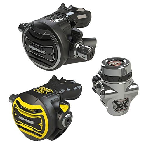 Tauchregler-Set mit schwarzer zweiter Stufe, gelbem Oktopus und silberner erster Stufe, weißer Hintergrund